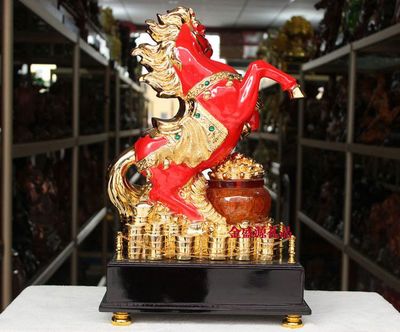 树脂镀金马到成功 聚财宝马摆件的艺术与寓意