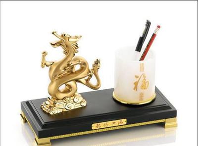 龙腾商海 华尔街龙、水晶龙与金属龙年摆件，商务礼赠的艺术与意蕴