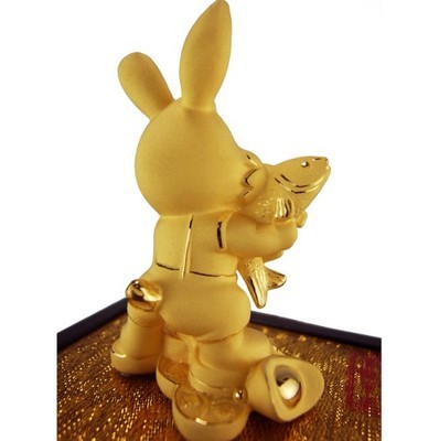 戴迪斯丹绒沙金工艺礼品摆件 年年有余元宝兔的鉴赏与价值探析